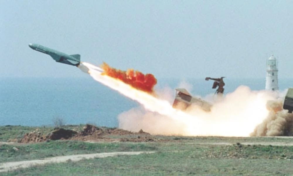 Βόρεια Κορέα: Δοκίμασε «κατευθυνόμενο», «τακτικό» πύραυλο με κινητήρα στερεού καυσίμου